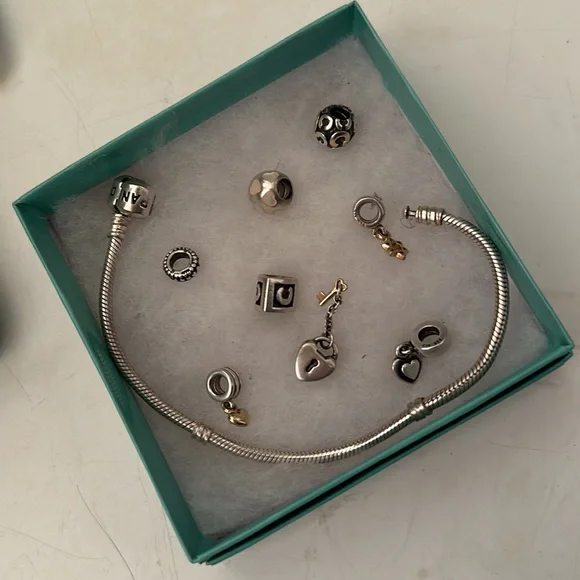 Pandora charm bracelet with 8 available charms - Picture 4 of 10